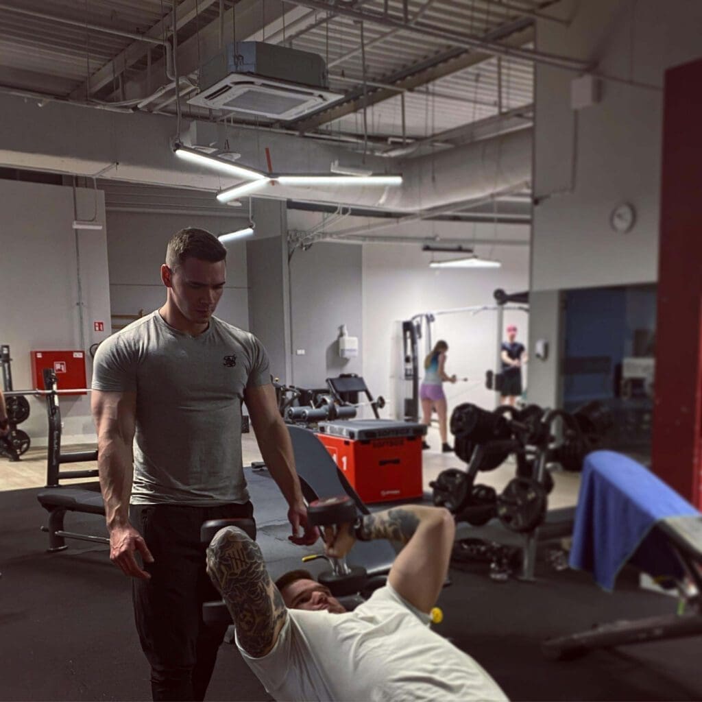 Trener personalny Wrocław – Marcin Czarnecki podczas treningu z podopiecznym