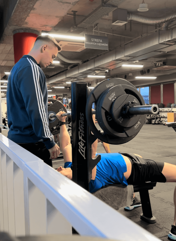 Trener personalny Wrocław – Marcin Czarnecki podczas treningu z podopiecznym